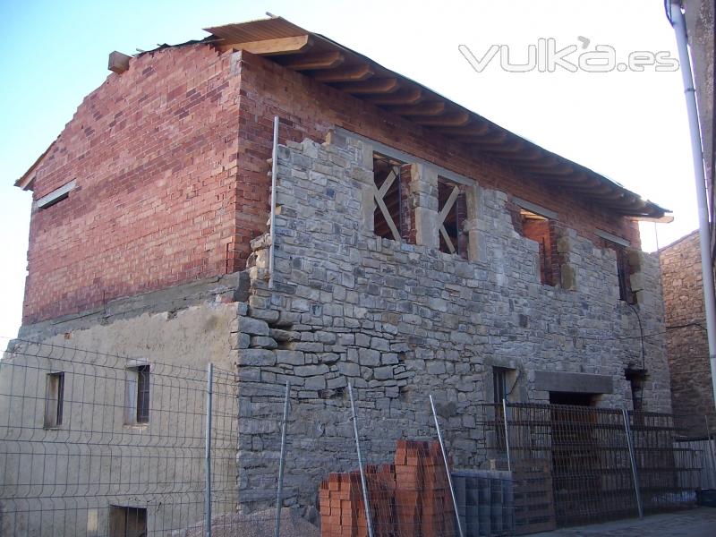 Reforma de casa rustica amb teulada de fusta.