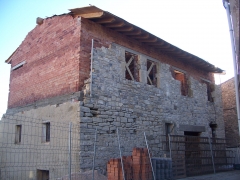 Reforma de casa rustica amb teulada de fusta.