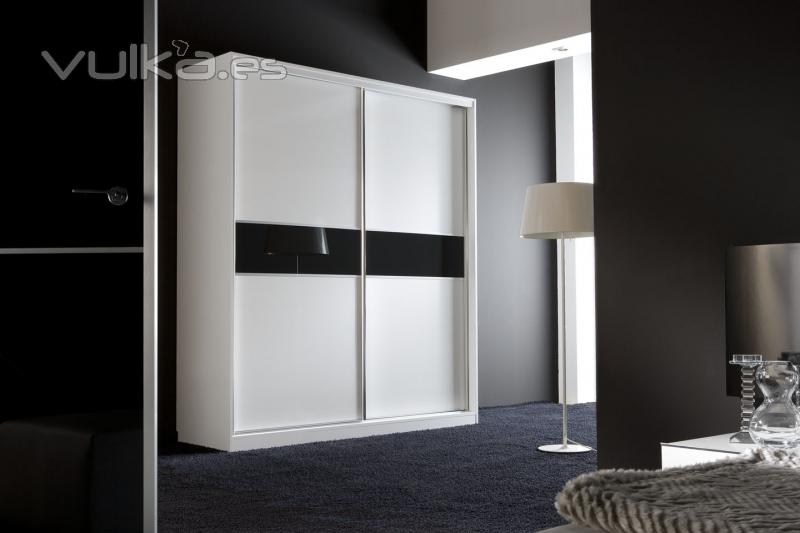 Armario negro con puertas correderas de cristal blanco lacadas