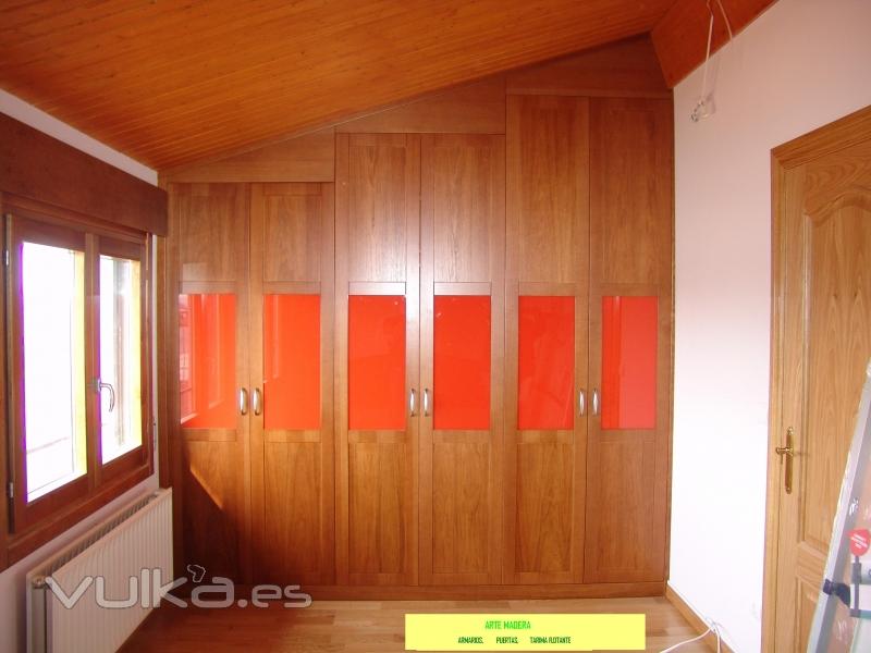 Armario  abuhardillado con 6 puertas abatibles en madera de cerezo con cristal naranja.