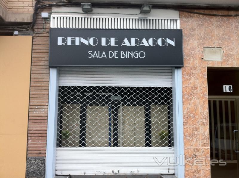 rotulo exterior en metacrilato con vinilo decorativo para BINGO