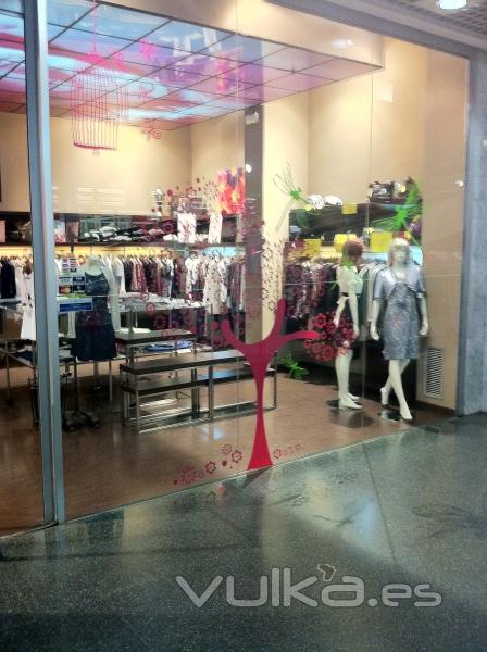 en solo 24 horas desde llamada para conocernos hasta la instalacion en escaparate tienda de moda