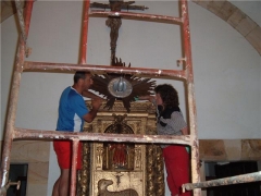 Voluntariado de escuela europea restaurando patrimonio cultural