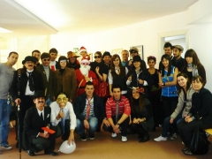 Alumnos y profesores de la escuela celebrando el dia del ingles