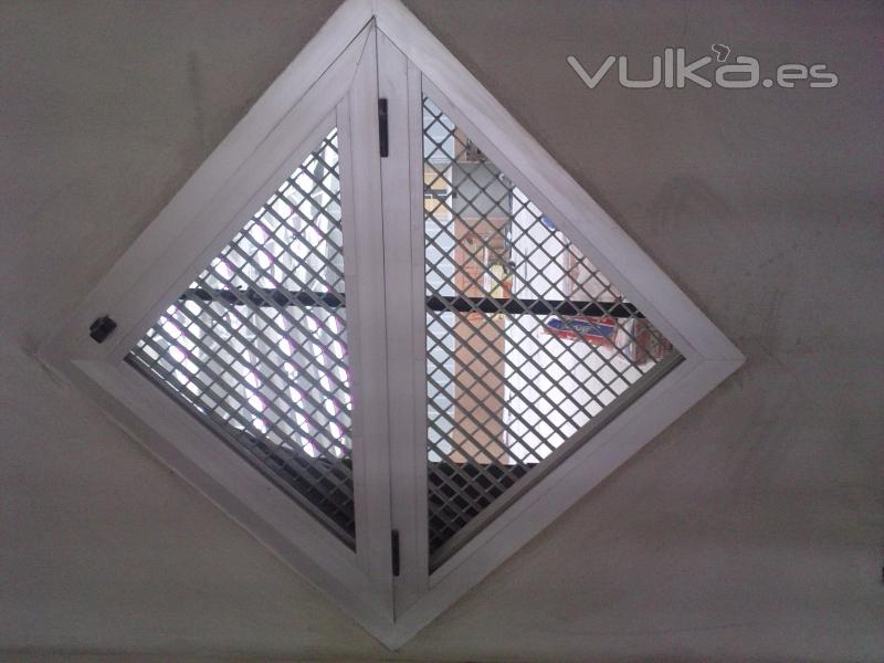 VENTANA ALUMINIO TRIANGULAR POLIDEPORTIVO CAMPOAMOR ALCANTARILLA