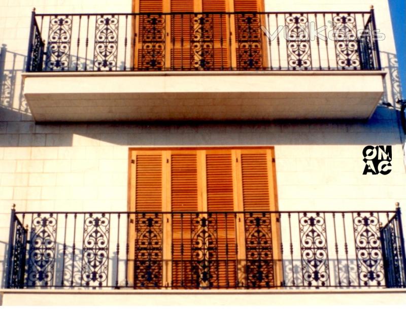 Barandillas de balcones realizada combinando balaustres con ornamentos de fundicin exclusivos OMAC.