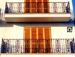 Barandillas de balcones realizada combinando balaustres con ornamentos de fundicion exclusivos omac
