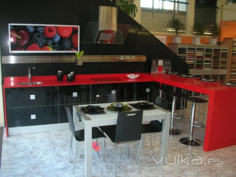 silestone rojo en encimera y negro en fondo.