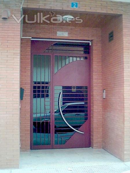 PUERTA ENTRADA EDIFICIO MULA