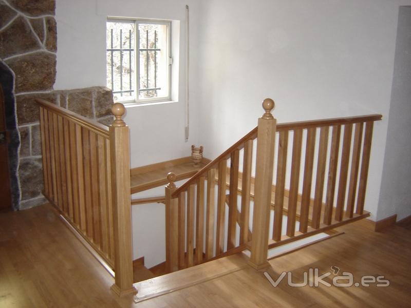 Escalera en madera de Roble, balaustres rectos.