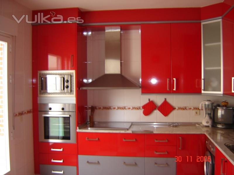 Cocina en formica roja de alto brillo, combinando con detalles en color gris