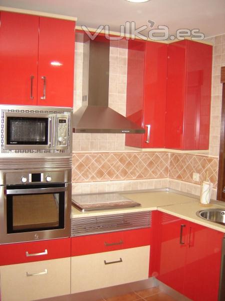 Cocina en formica roja de alto brillo, combinando con detalles en formica amarilla.