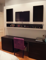 Diseno de mueble de apoyo en dormitorio se oculta la tv y se acompana de hornacinas