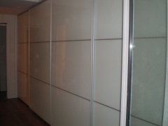 Frente de armario con sistema de puertas colgadas