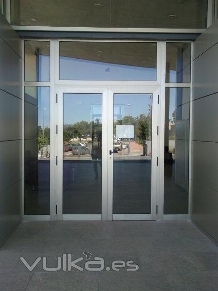 Tanatorio Alhama puerta entrada principal.