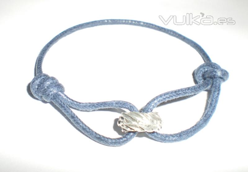 Pulsera de algodn encerado azul y pieza Zamak .Nudos regulables7EUR