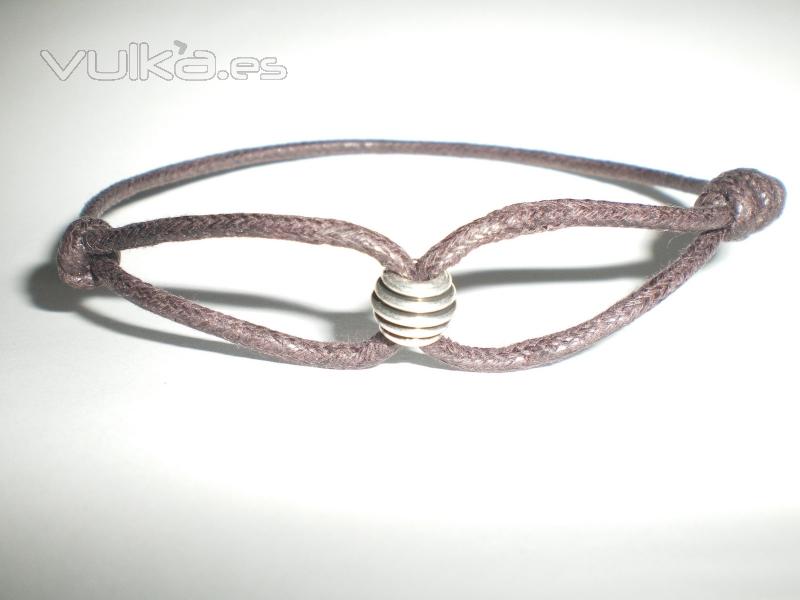 Pulsera de algodn encerado marrn  y pieza metlica.Nudos regulables7EUR