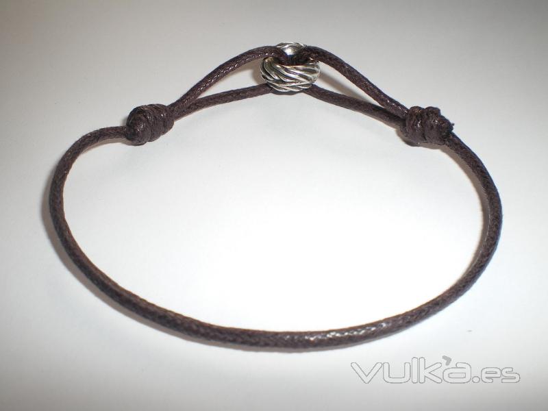 Pulsera de algodn encerado marrn  y pieza metlica 7EUR