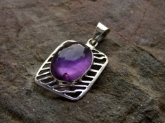 - precioso colgante de plata calada y piedra de amatista  - ancho 2,4 cm  - largo 2,8 cm - 15,95eur