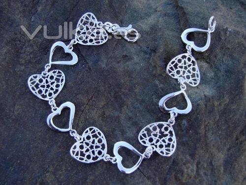 - Preciosa pulsera de corazones de plata de ley calados y lisos.  - Largo 18 cm.  - Ancho 16 mm.