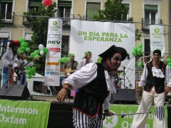 Pasacalles piratas zancudos intermon plaza santa ana madrid