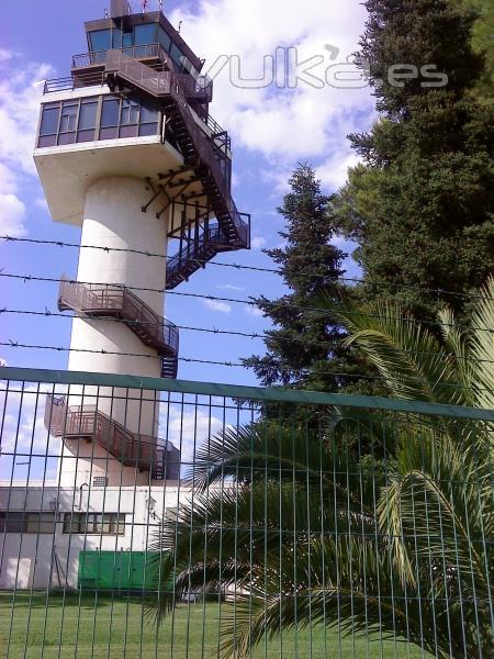 Escalera emergencia helicoide en torre control aeropuerto