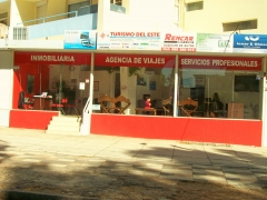 Primer plano del local comercial de turismo del este