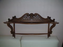 Estanteria de pino con talla