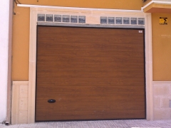 Puerta seccional imitacion madera
