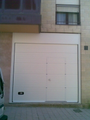 Puerta con peatonal insertada