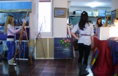 Andrea , michelle y clara en clase de pintura