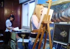 Michelle chan y adrea perez en clase  de carlos roces