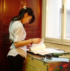 La joven neoyorquina michelle ghan, en el estidio del pintor carlos roces, en gijon