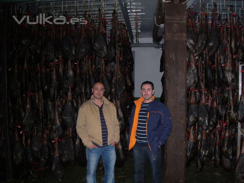 en la bodega seleccionando la reserva de jamones y paleta 08