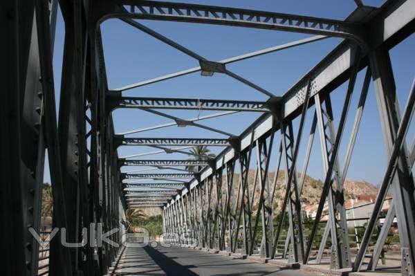 puente de acero sobre el rio segura blanca murcia