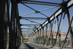 Puente de acero sobre el rio segura blanca murcia