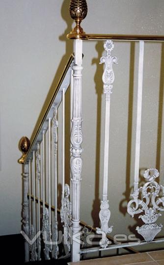 Barandilla creada con piezas ornamentales exclusivas de OMAC.