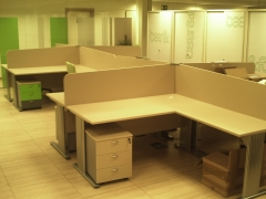 Mobiliario de oficina: puestos operativos separadores sobremesa