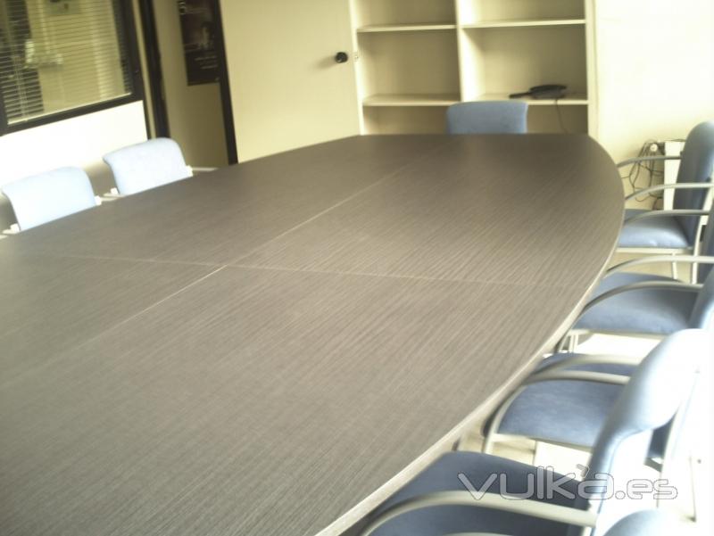 Sala de juntas: mesa de reuniones y sillera