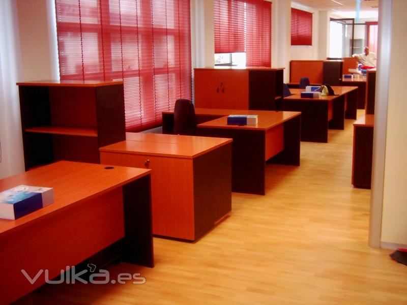 Mobiliario de oficina: puestos operativos madera