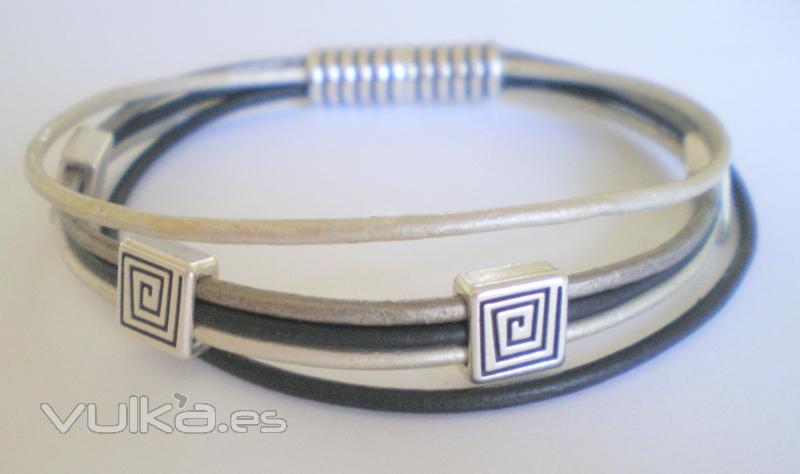 Pulsera de cuero con zamak y cierre iman