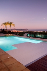 Piscina con cubierta automatica, cascada y mosaico fosvit