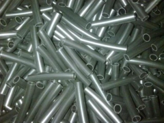 Tubo de pvc negro pasacables cortado
