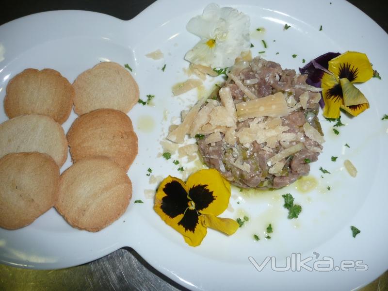 Tartar de solomillo de atun con lascas de parmesano y pensamientos