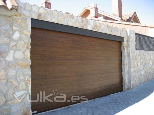 puerta seccional imitando madera