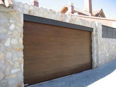Puerta seccional imitando madera