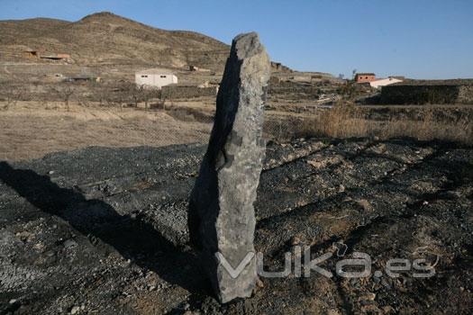 monolitos de piedra, grandes ejemplares de roca negra, rocalla arido negro