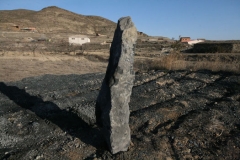 Monolitos de piedra, grandes ejemplares de roca negra, rocalla arido negro