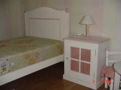 Dormitorio de nia en blanco y molduras rosas