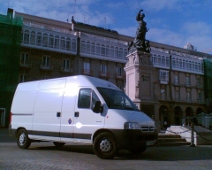 Coche de empresa en la plaza de maria pita (la coruna)